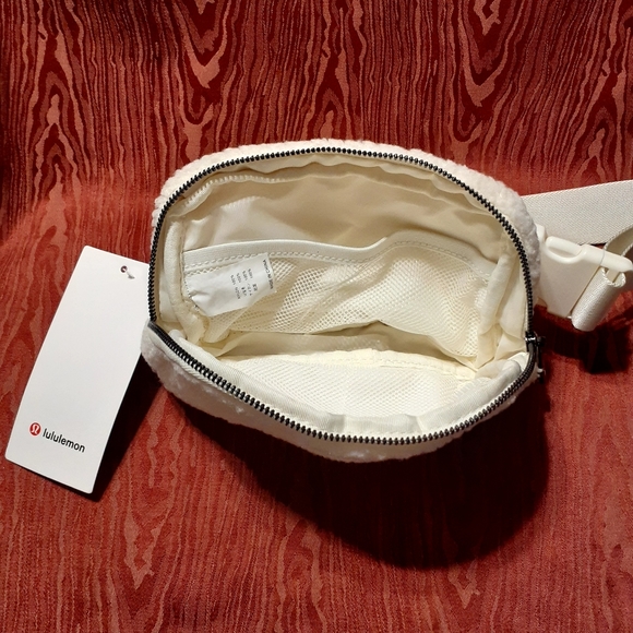 Lululemon Everywhere Athletica Fleece Belt Bag Ivory Trench Fanny Pack NWT - Picture 3 of 13